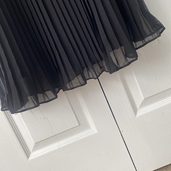 Black gown - Picture 5 of 6